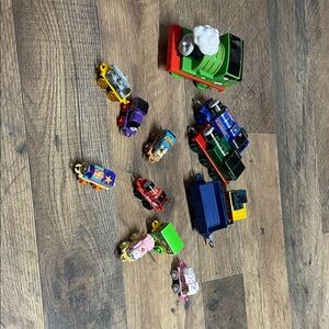 Thomas & Friends Green Train with Multicolored Mini Vehicle Set